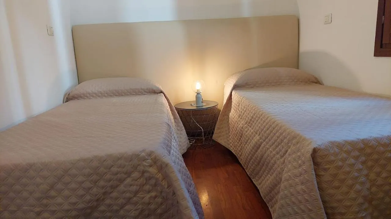 Casa Vacanze I Leoni 엠폴리 0*,